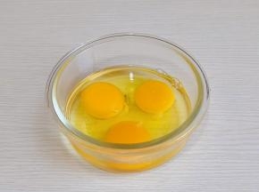 鸡蛋磕入碗中。