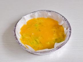 倒入三分之二的蛋液。