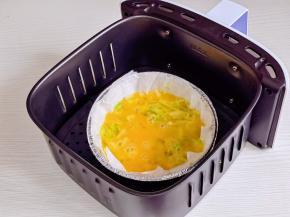 放入空气炸锅中。