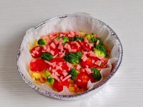 取出摆上番茄片，香肠碎。西兰花。