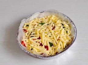 撒上芝士碎，再淋上剩余的蛋液。