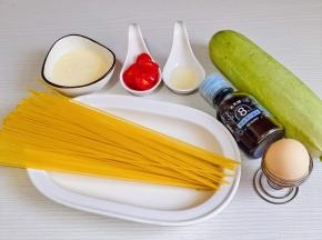 准备食材，鸡蛋煎熟。