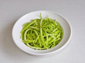 西葫芦洗净刨丝。