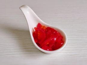 小番茄切碎。