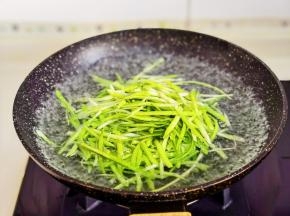 水开下西葫芦丝焯水15秒。