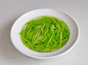 捞出过冷水挤干水分。