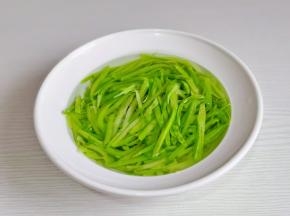 捞出过冷水挤干水分。