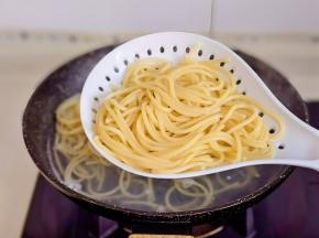 煮熟捞出过冷水。