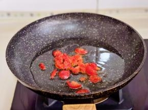 起油锅加入番茄翻炒。