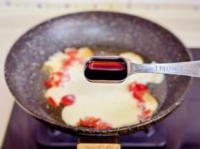 加入六月鲜8克轻盐原汁酱油。