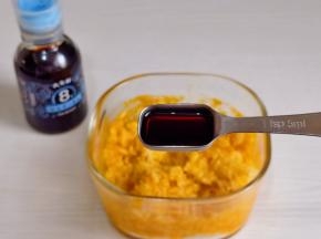 南瓜中加入六月鲜8克轻盐原汁酱油搅拌成泥。