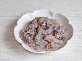虾仁处理好剁成虾泥。