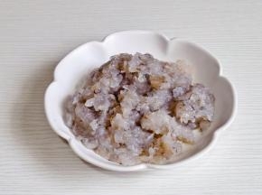 虾仁处理好剁成虾泥。