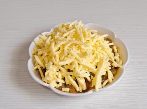 加入芝士碎再次抓匀。