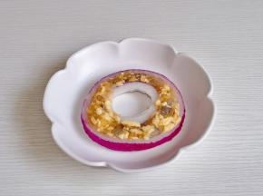 洋葱圈取一大一小，中间挤入芝士虾滑。