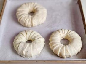 一条一条的缠在洋葱圈上，不要留缝隙。