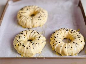 依次缠好放入铺烤盘中，刷上蛋液，撒上黑芝麻。