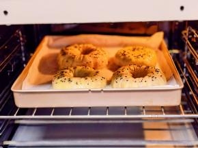 入烤箱上下180度烤20分钟。