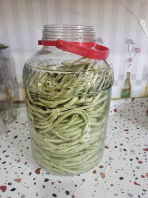 把捆好的豇豆放进无油无水的干净的玻璃瓶中！