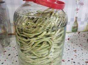 把捆好的豇豆放进无油无水的干净的玻璃瓶中！