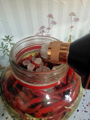 再放入一大把冰糖，倒入少许白酒，防腐！