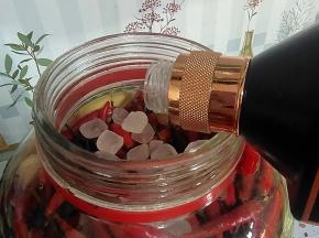 再放入一大把冰糖，倒入少许白酒，防腐！
