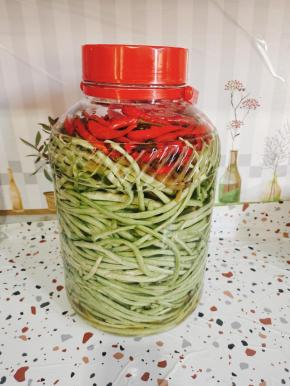 保鲜膜封口，盖上盖子，密封发酵半个月就可以吃了！