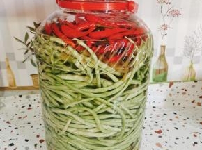 保鲜膜封口，盖上盖子，密封发酵半个月就可以吃了！