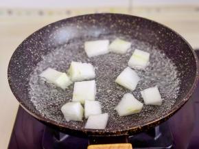 冬瓜焯水1分钟捞出沥干水分。