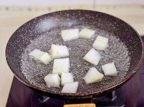 冬瓜焯水1分钟捞出沥干水分。
