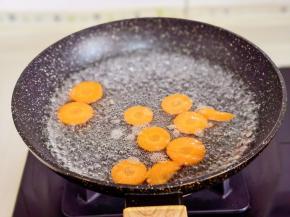 胡萝卜煮1分钟捞出沥干水分。