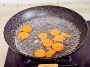 胡萝卜煮1分钟捞出沥干水分。