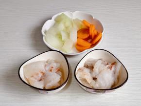 鳕鱼分成两份。