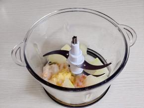 现在做冬瓜味的，冬瓜，鳕鱼，鸡蛋，淀粉放入料理机中。