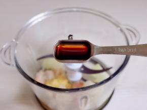 加入六月鲜8克轻盐原汁酱油。