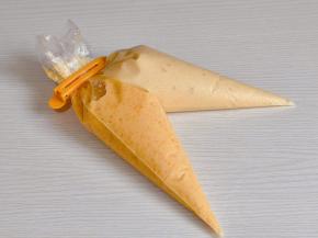 分别装入裱花袋中。