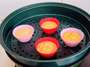 挤入模具中，隔水蒸20分钟。