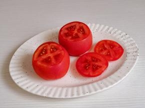 番茄洗净，切掉顶部。