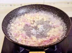 水开下蝴蝶面。