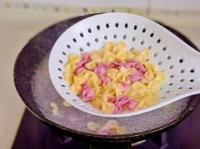 煮熟捞出过冷水。