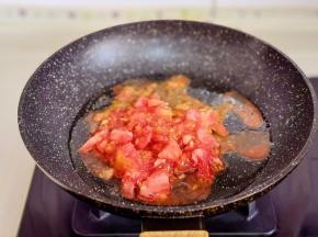 起油锅，倒入番茄煸炒。