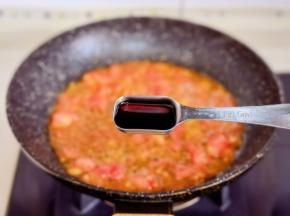 加入六月鲜8克轻盐原汁酱油。