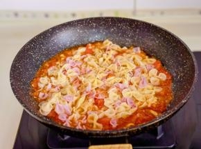 加入煮好的蝴蝶面。