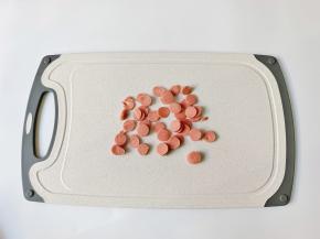 火腿肠切成小丁。