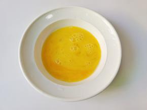 碗里打入两个鸡蛋。