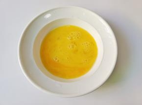 碗里打入两个鸡蛋。