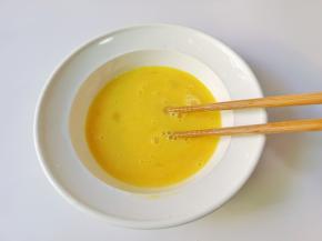 用筷子把白糖搅拌至融化。