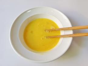 用筷子把白糖搅拌至融化。