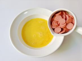 加入切好的火腿肠。