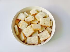 把切好的吐司块放在碗里。